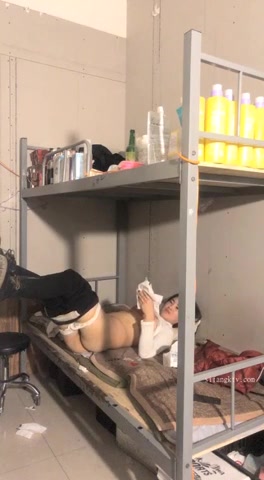 Sex China - đang dùng bữa em người yêu chui gầm bàn bú chim (Ảnh 20)