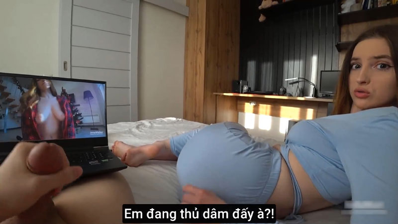 Sex Mỹ - Con gái mới lớn rình trộm bố dượng tắm